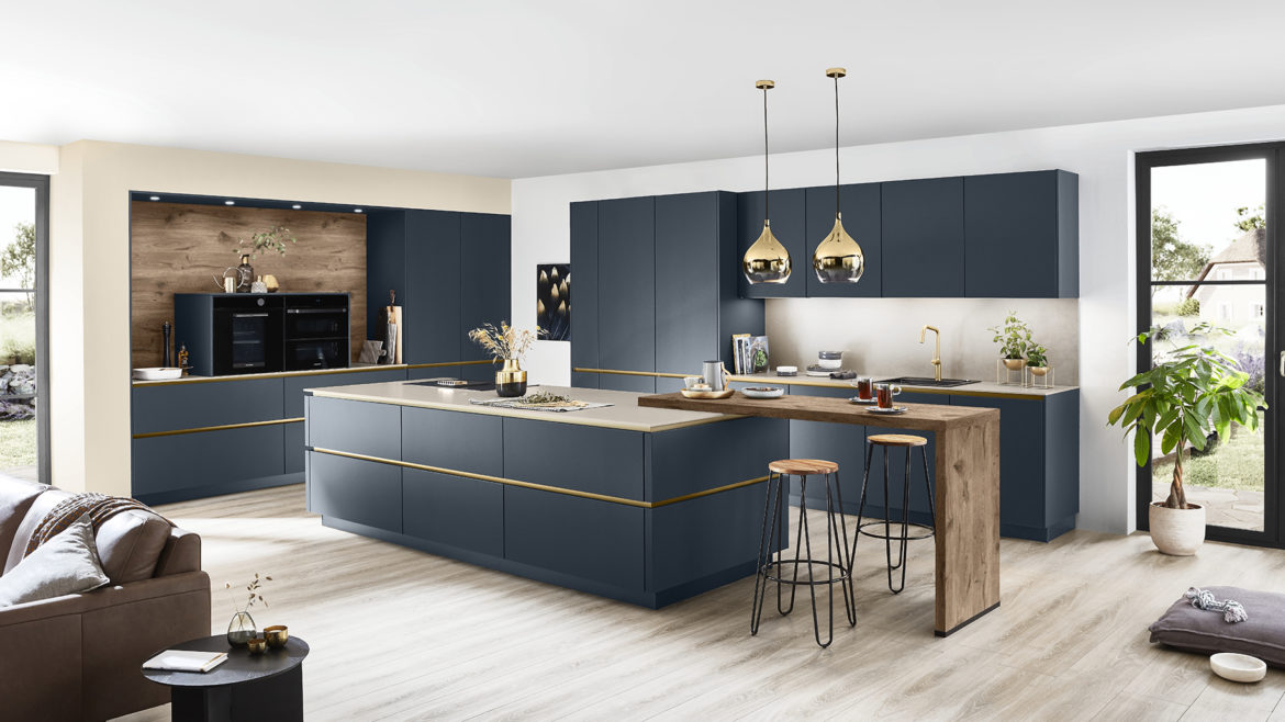 Cuisine industrielle bleu nuit laiton