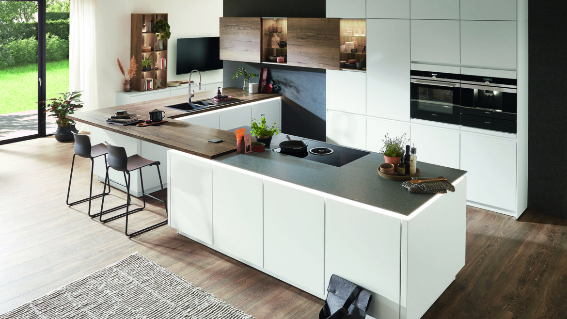 Cuisine contemporaine, blanc mat laiton, bois